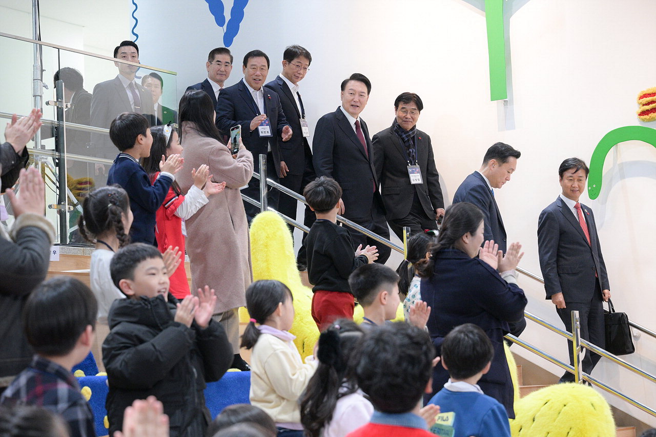 지난해 12월 26일 국립어린이박물관 개관식이 열린가운데 윤석열 대통령이 어린이들과 시설을 둘러보고 있다. / 세종시