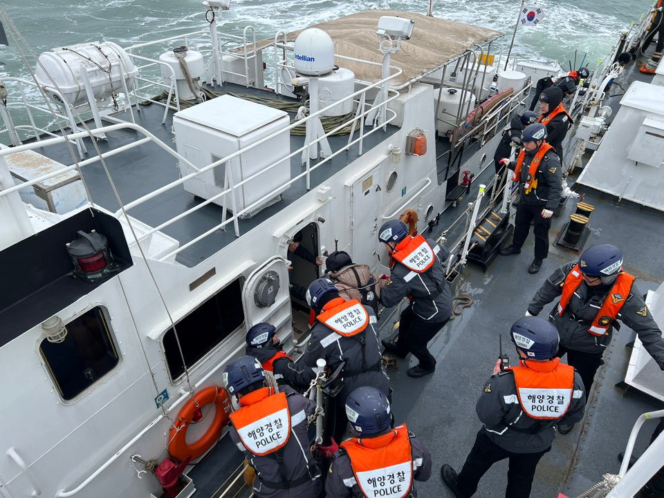외연도 해상에 고장난 낚시어선에서 구조중인 해양경찰