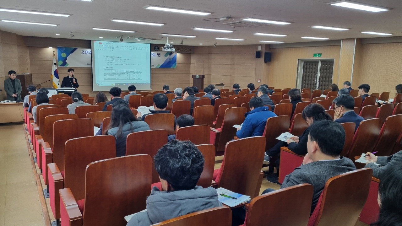 충북도교육청은 26일 충북공고에서 직업계고 교감 및 직업교육부장 65명을 대상으로 '2024 직업교육 주요업무 계획 설명회 및 협약형 특성화고 사업 설명회'를 개최했다.