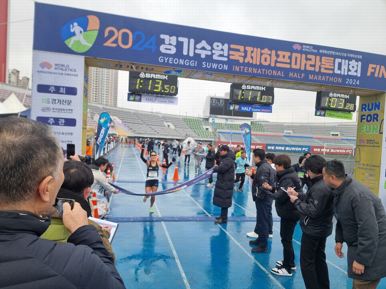 임예진 선수가 1위로 결승선을 통과하는 모습