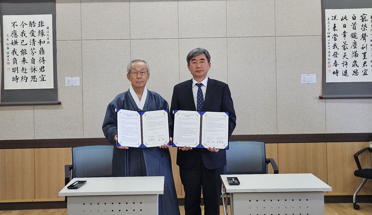 김병일(왼쪽) 도산서원선비문화수련원과 손기준 청주교육지원청 교육장은 인성교육을 위한 업무협약을 체결했다.