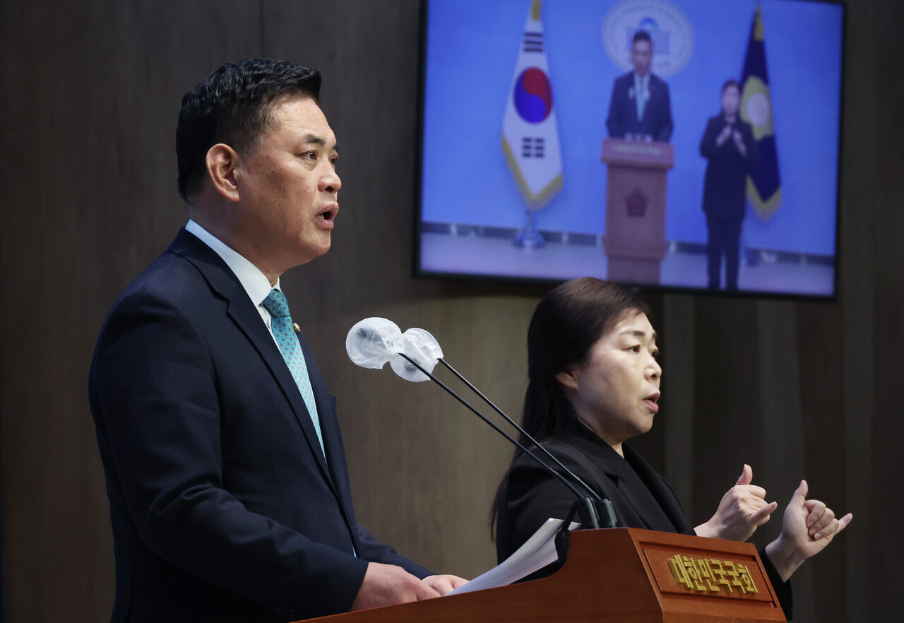  더불어민주당 박영순 의원이 27일 국회에서 탈당 기자회견을 하고 있다. 박 의원은 민주당을 탈당해 새로운미래에 합류한다고 밝혔다. /연합뉴스