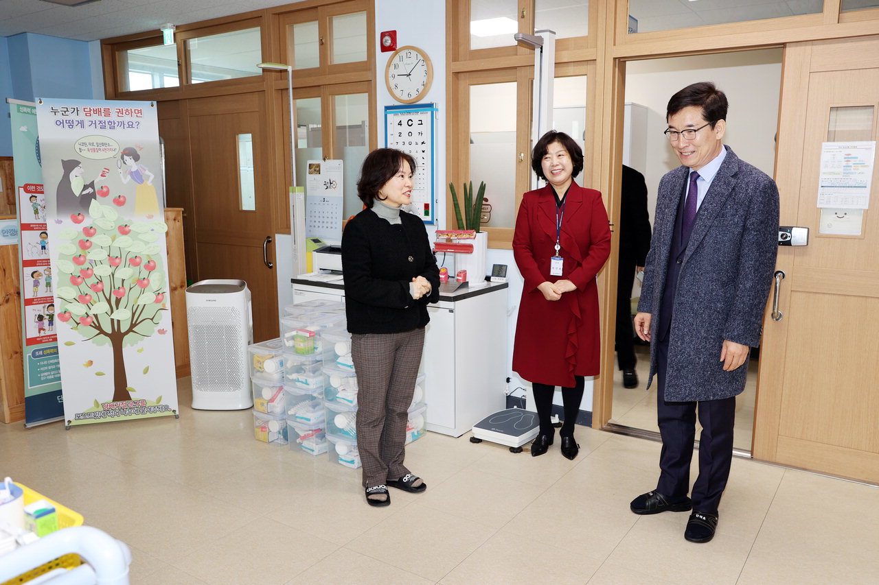 윤건영 충북도교육감은 27일 단재초등학교를 방문해 3월 신학기 대비 개학 전 학교 응급체계를 점검했다.
