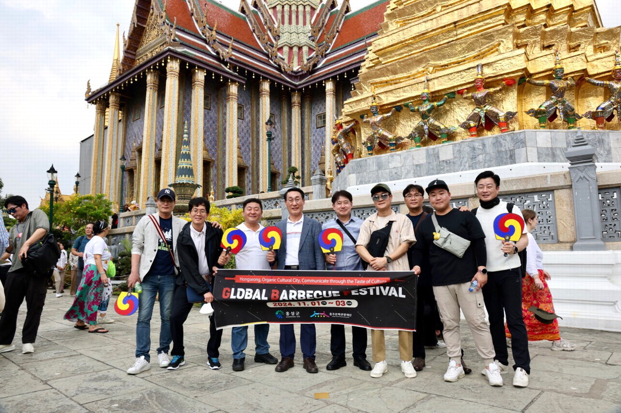 이용록 홍성군수와 관계자들이 지난 27일 태국에서 글로벌바베큐페스티벌 홍보를 펼치고 있다. 홍성군