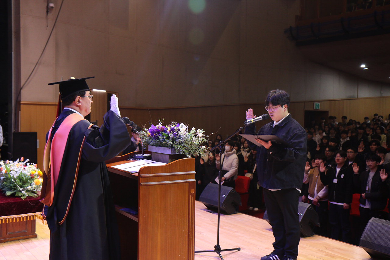 충북대 학생대표 의예과 김하민 학생이 28일 열린 신입생 입학식에서 선서를 하고있다.