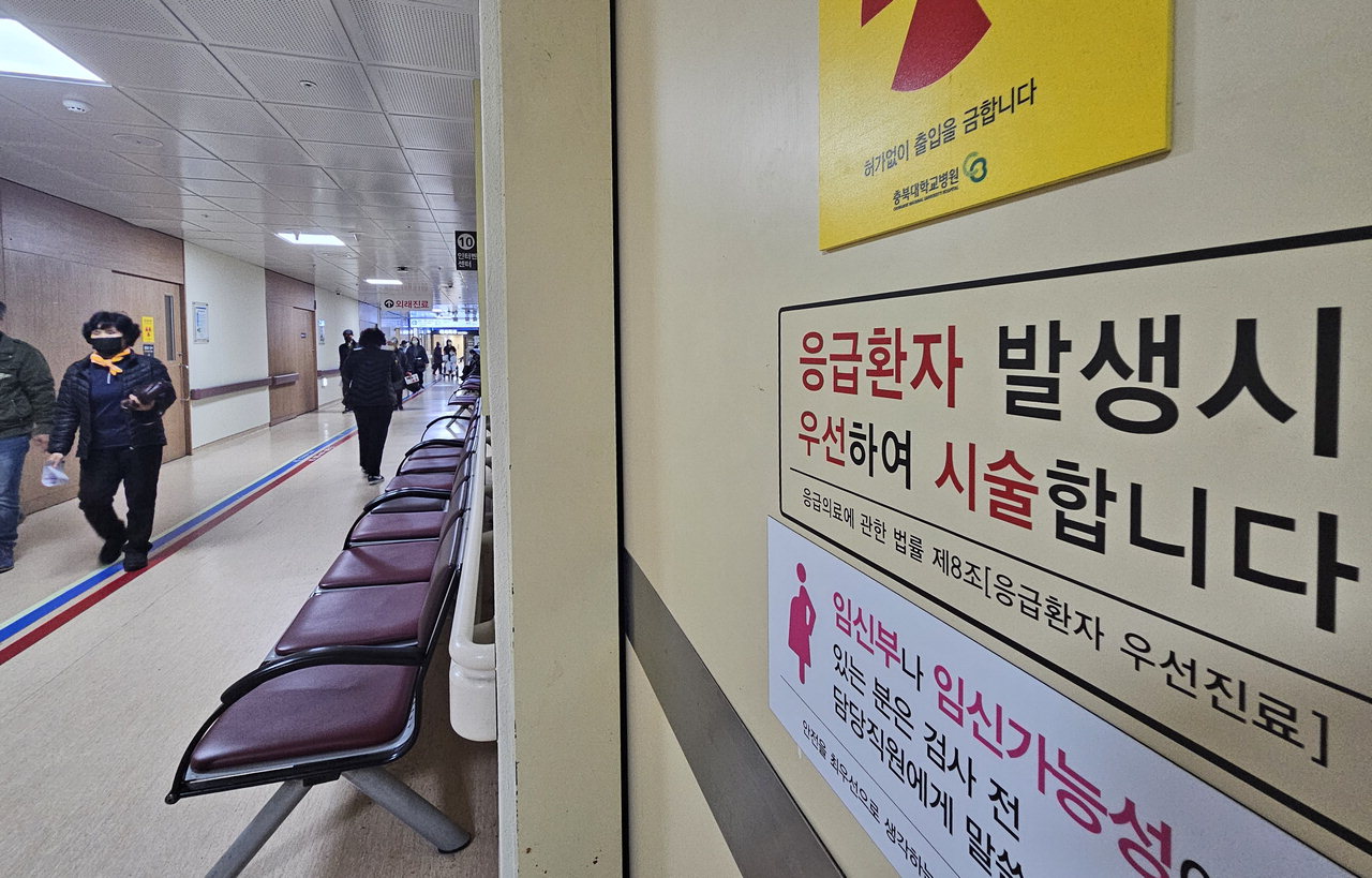 정부의 의대 증원에 반발해 전공의들이 사직서를 제출하기 시작한 19일, 충북대 병원 복도에서 한 시민이 이동하고 있다. / 이재규