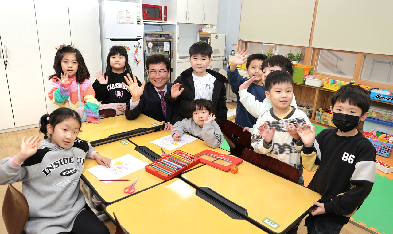 윤건영 충북교육감이 5일 옥천 장야초를 방문해 초1 맞춤형 프로그램을 참관하고 아이들과 함께 기념촬영 하고 있다.