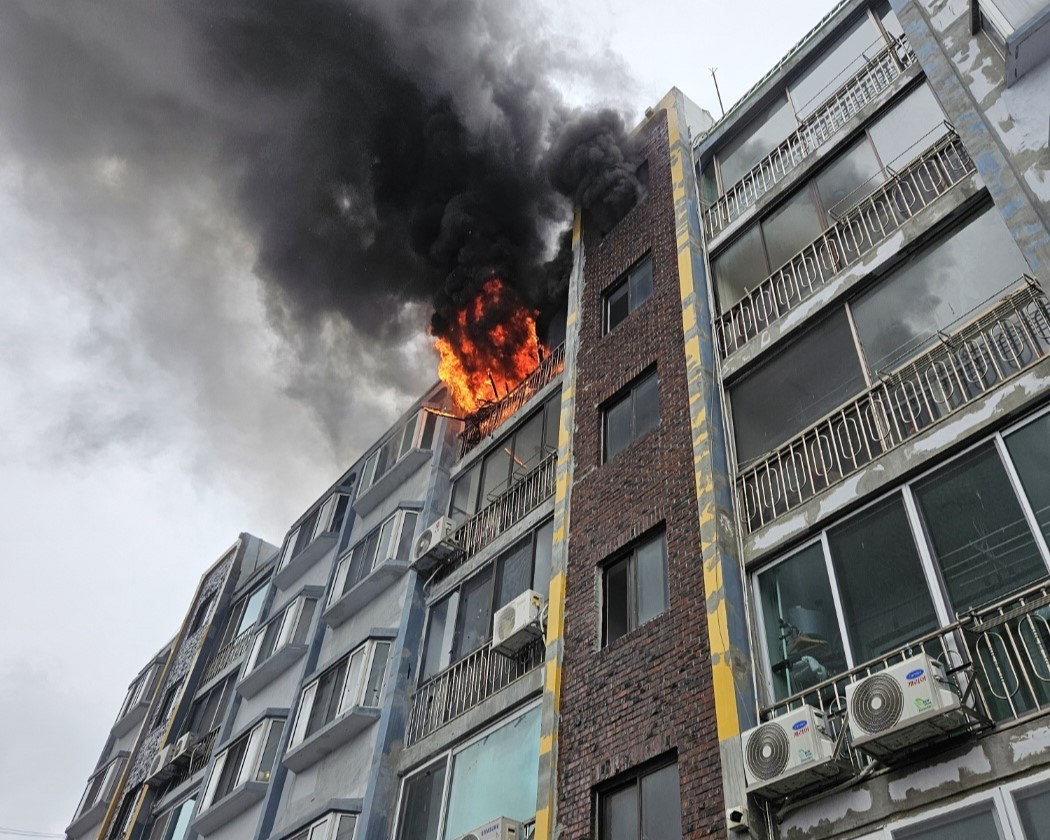 5일 오후 3시 12분께 충북 청주시 서원구 사직동 한 아파트에서 화재가 발생했다.