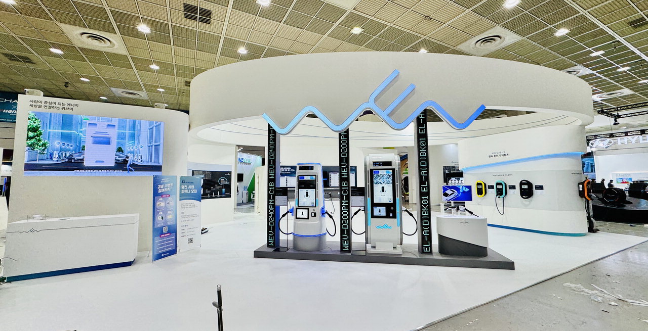 이엘일렉트릭이 EV트렌드코리아 2024에 참여해 자사 충전 커넥터 및 전기차 충전기 신제품을 공개했다./이엘일렉트릭