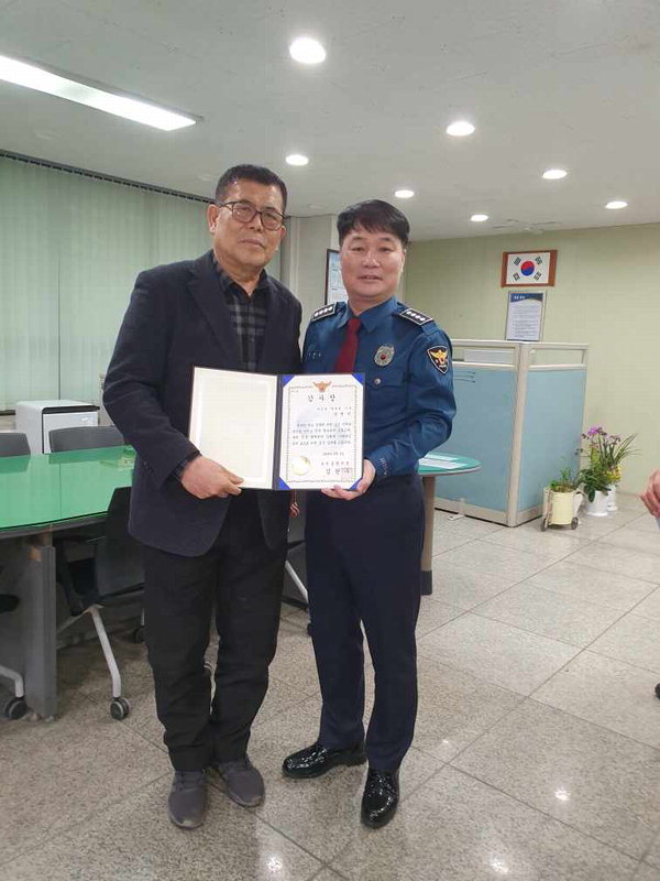 실종 장애 여성 구조에 도움을 준 송 모(왼쪽) 이장이 김현우 보은 경찰서장으로부터 감사장을 받고 있다. /보은경찰서