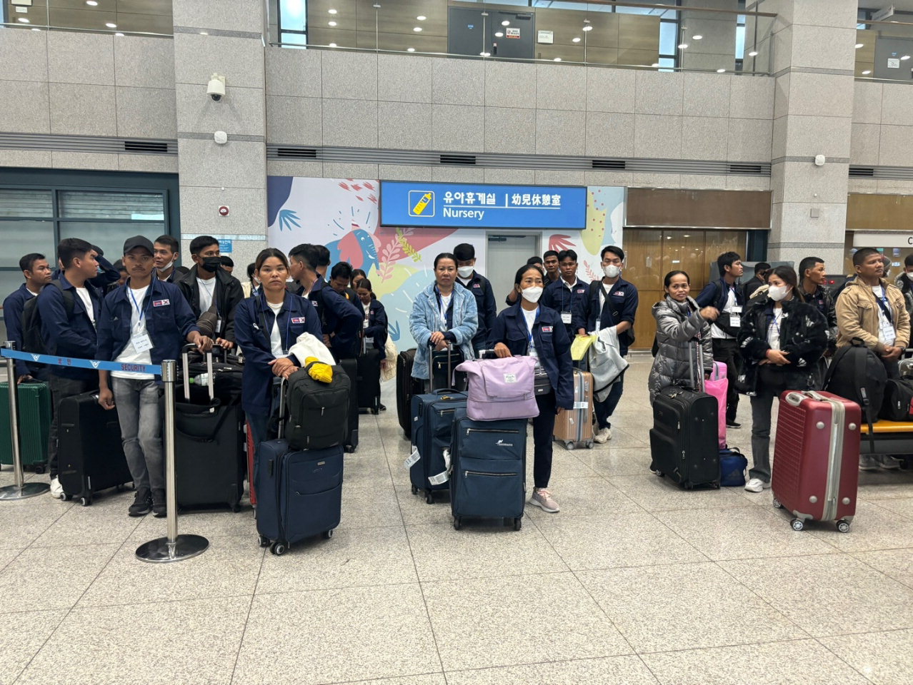 캄보디아 외국인 계절근로자들이 입국하고 있다.