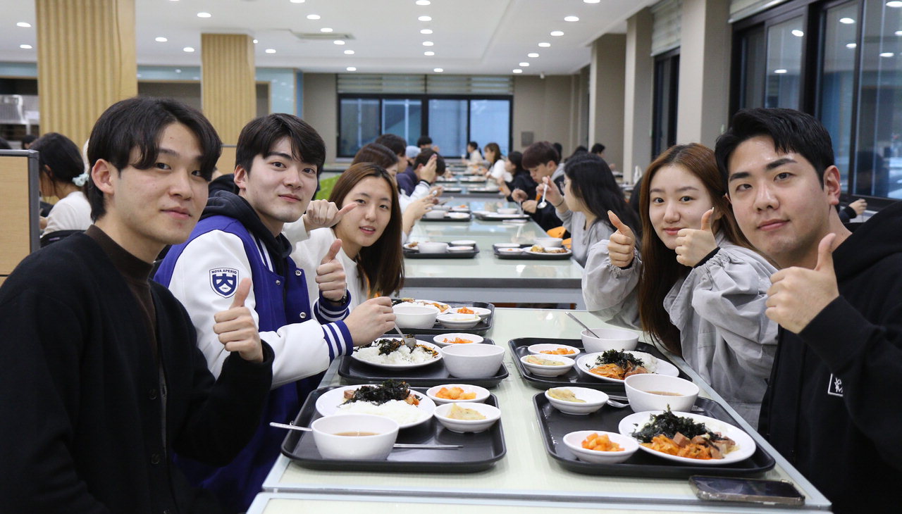 충북대학교가 7일 학생들을 위한 '천원의 아침밥'과 '이천원의 저녁밥'사업을 확대 운영한다고 밝혔다. 사진은 학생들이 학교식당에서 식사하는 모습.