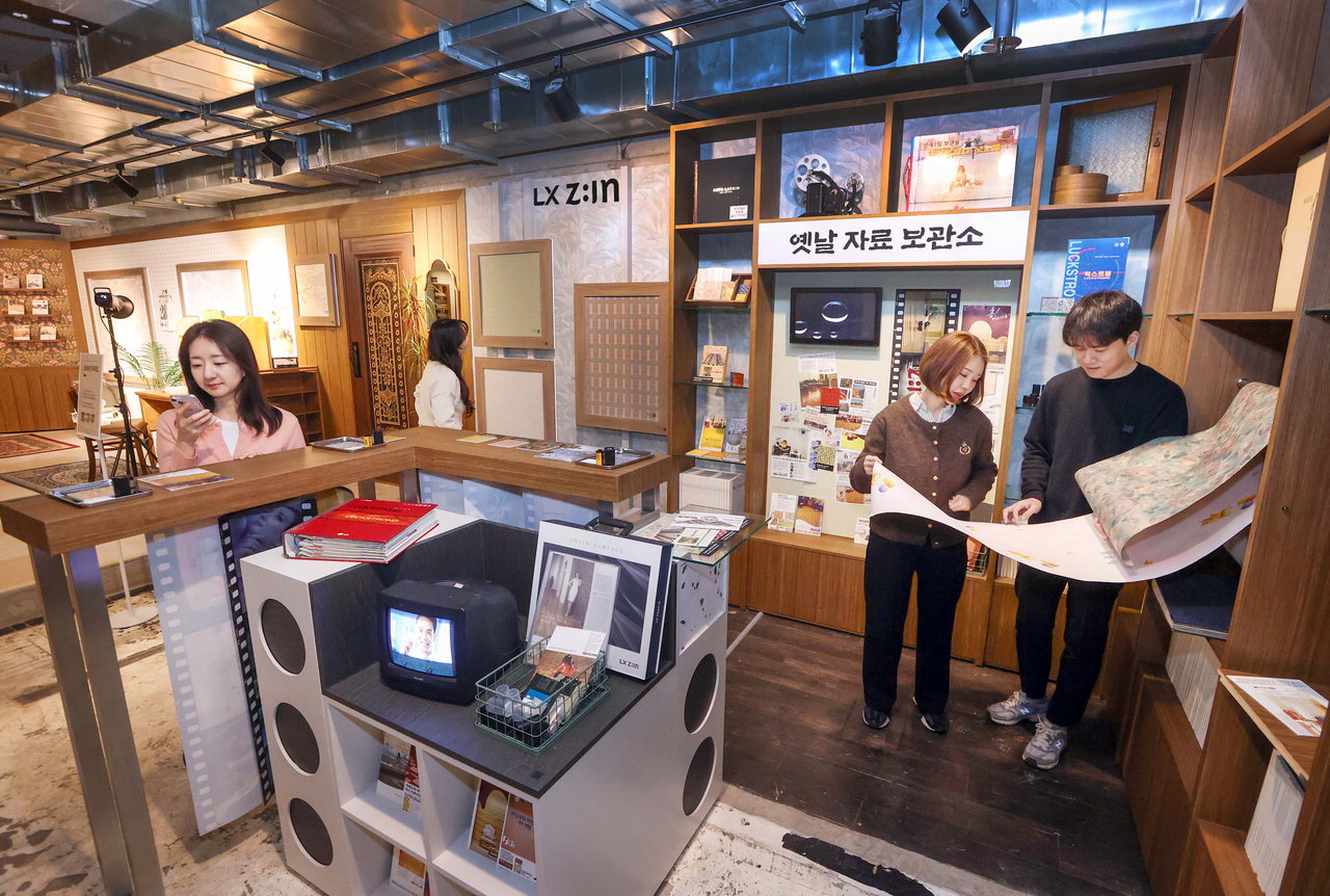 서울 이태원동에서 열리고 있는 LX하우시스의 체험형 팝업 디자인 전시행사 '트렌드십' 행사장에서 방문객들이 LX하우시스 제품들을 살펴보고 있다.  /LX하우시스