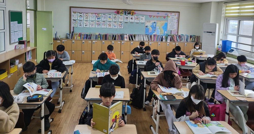 충북교육청이 인문고전을 품은 학교 30곳을 공모한다. 사진은 지난해 학생들이 책을 읽는 모습. / 충북교육청