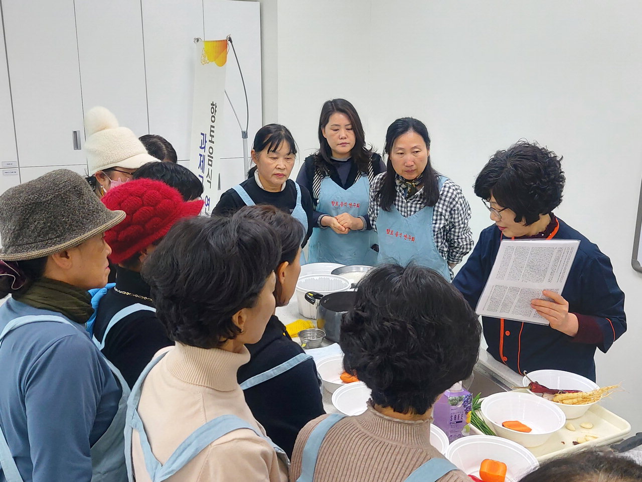 한국생활개선진천군연합회는 8일 군 농업기술센터에서 회원들로 이뤄진 '향토음식연구분과회 첫 과제 교육을 진행했다.