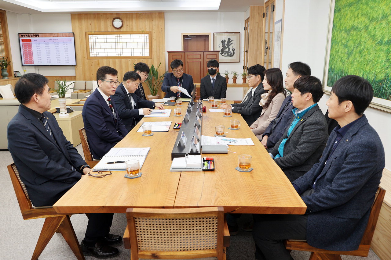 윤건영(왼쪽 두번째) 교육감이 6개 교원단체와 교육현안을 논의하고 있다.