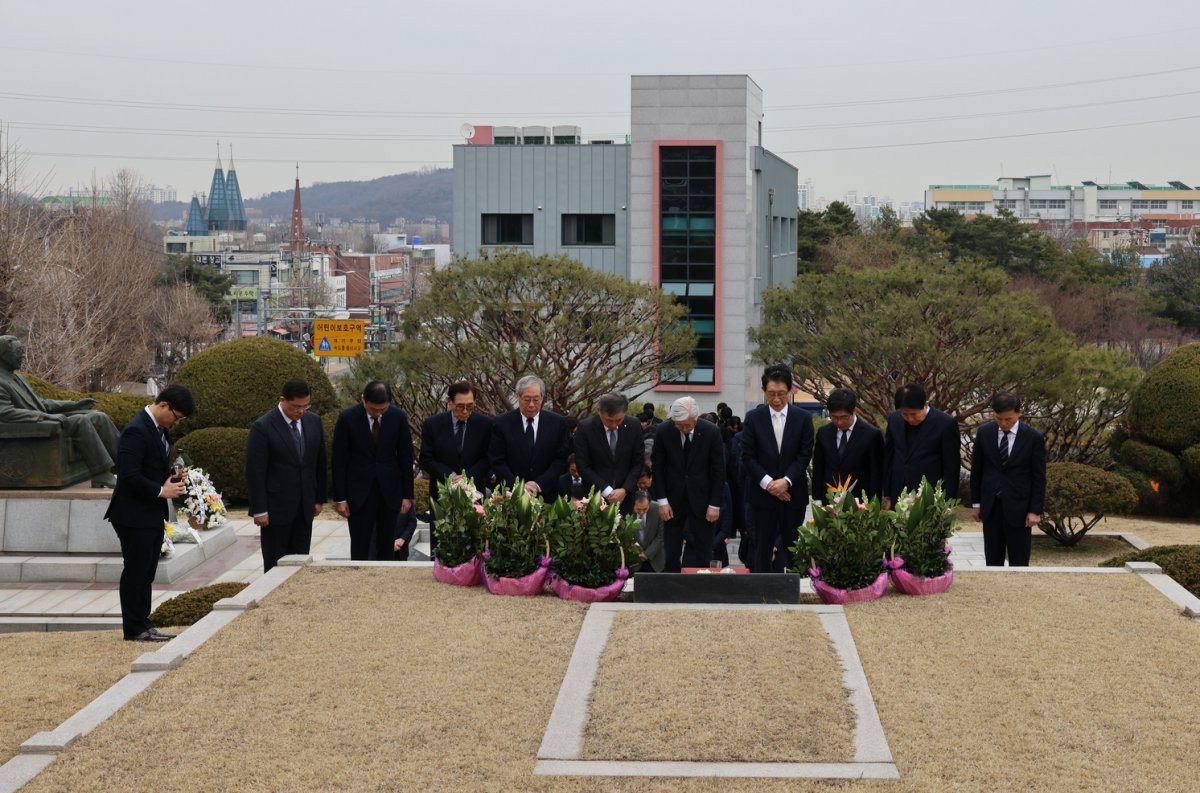 11일 유한양행과 유한재단, 유한학원은 경기도 부천시 유한대학에 위치한 유일한 기념홀에서 추모식을 가졌다./유한양행