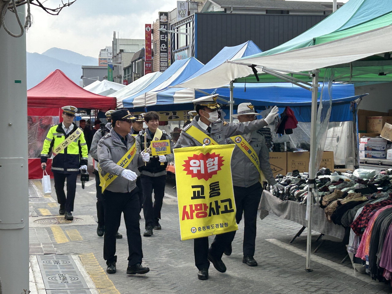 충북경찰청은 봄철 교통사고 예방을 위한 교통사망사고 지점 점검 및 교통안전 캠페인을 실시했다고 13일 밝혔다. / 충북경찰청