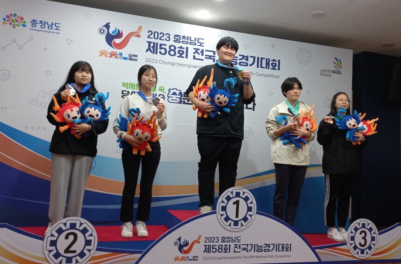 충북공고는 전국 최고 수준의 전공심화동아리(기능영재반)을 운영하고 있다. 지난해에는 전국기능경기대회 정보기술 직종에서 금메달을 수상하기도 했다.