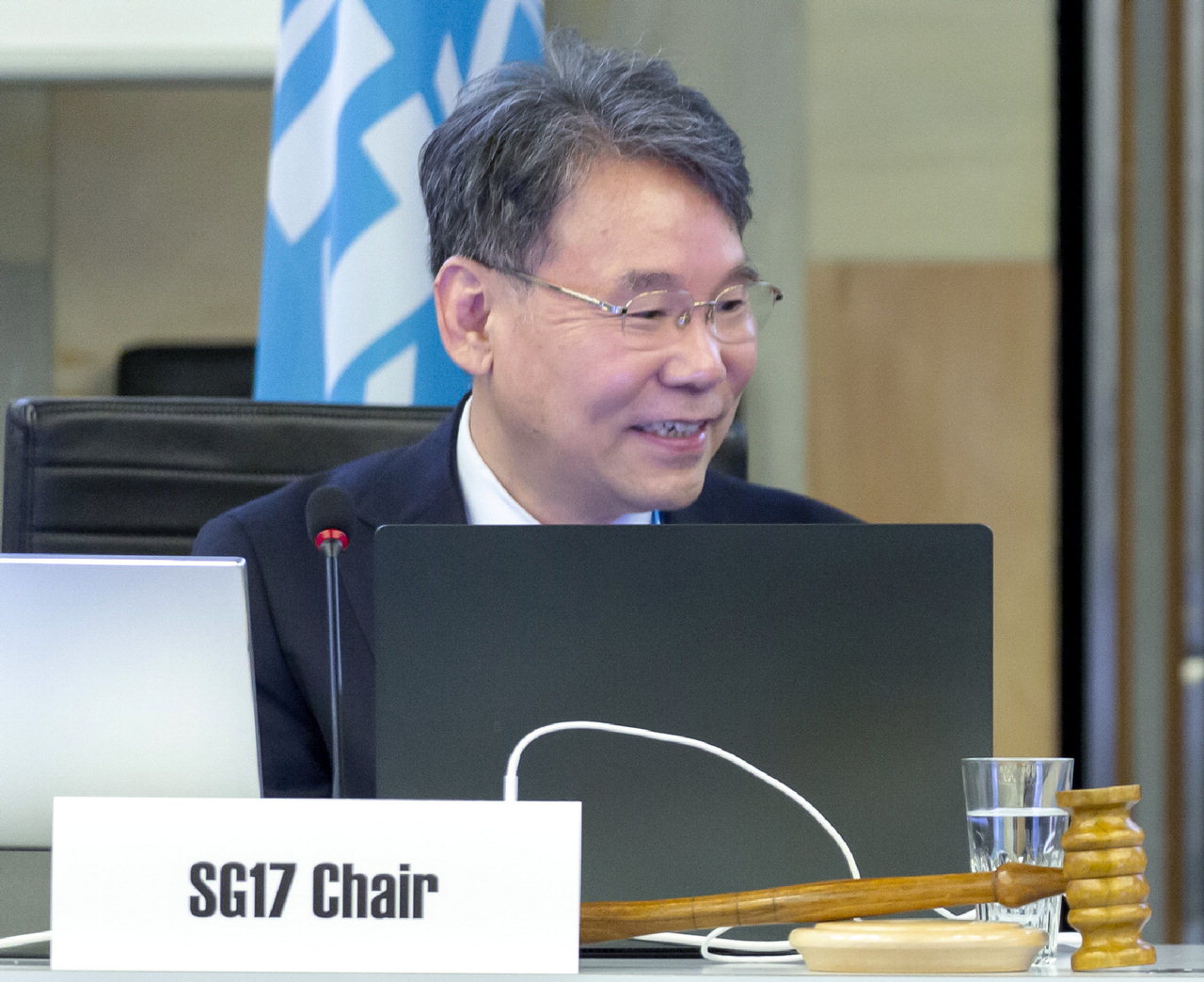 순천향대 정보보호학과 염흥열 명예교수(ITU-T SG17 의장)가 ITU-T 국제회의를 주재하고 있는 모습