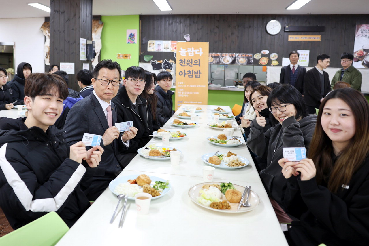문성제 선문대 총장이 학생들과 '천원의 아침밥' 식사를 하고 있다. / 선문대