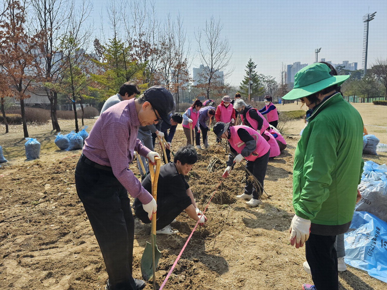 천안시 성정2동 8개 자생단체가 천안축구센터 다목적광장에서 식목행사를 개최하고 있다./천안시