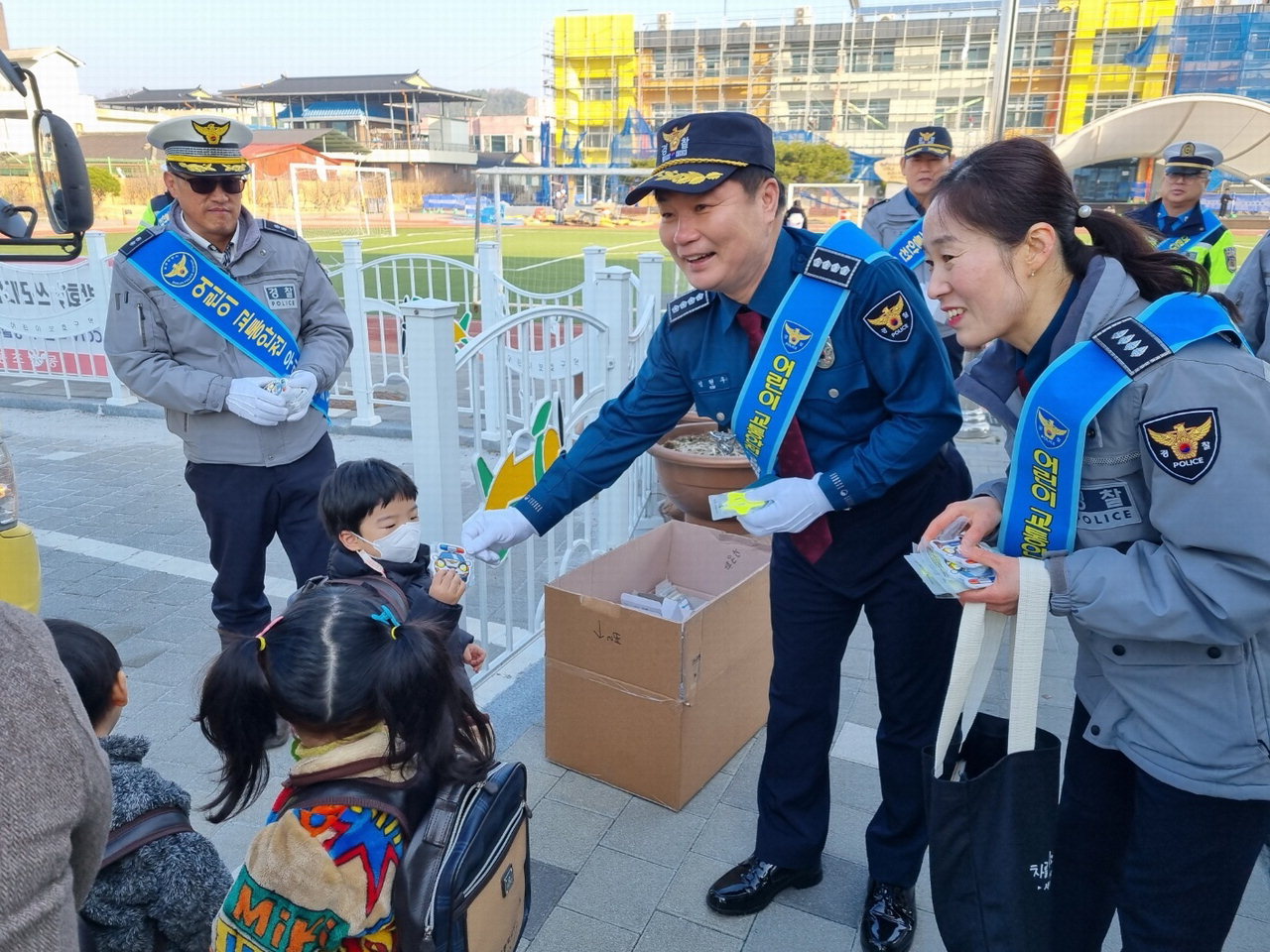 김현우(가운데) 서장 등 보은경찰서 직원들이 교통안전캠페인을 하고 있다. /보은경찰서
