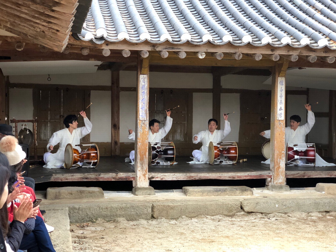 천안시립흥타령풍물단이 전통예술 공연을 선보이고 있다./천안시