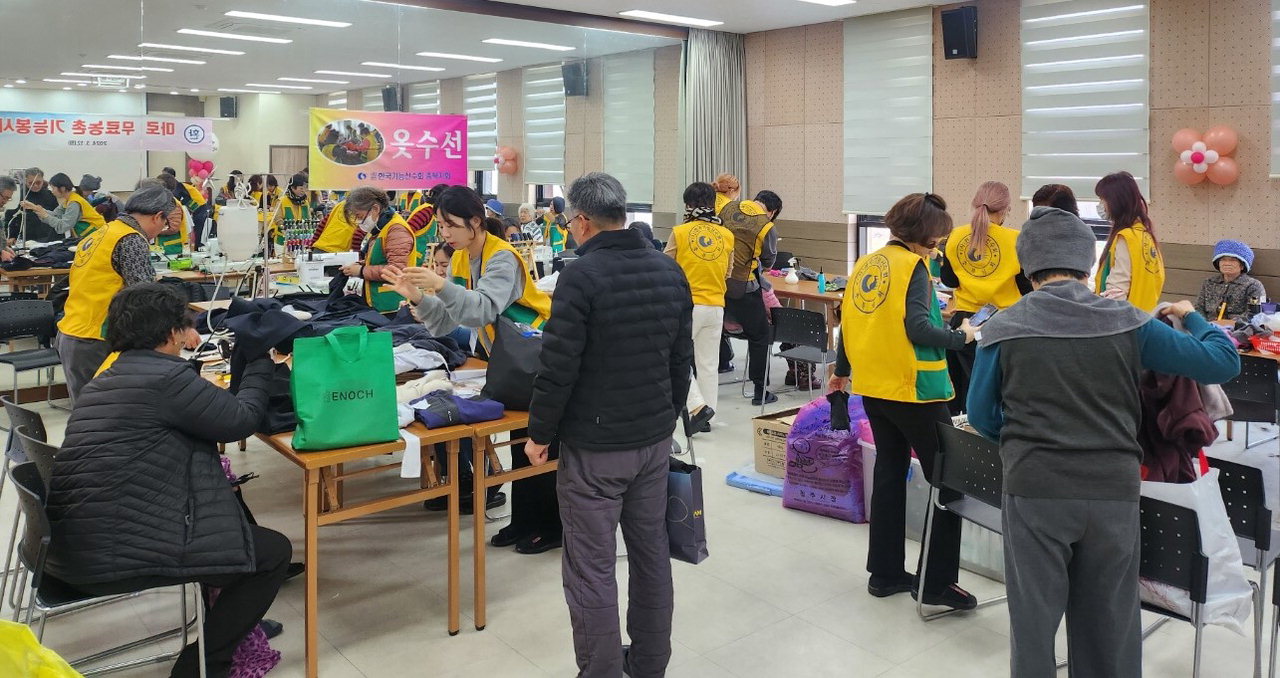한국기능사회충북지회 회원 80여 명은 18일 보은군 마로에서 이미용, 전기가스 안전점검 등 다양한 기능봉사활동을 펼쳤다. /보은군