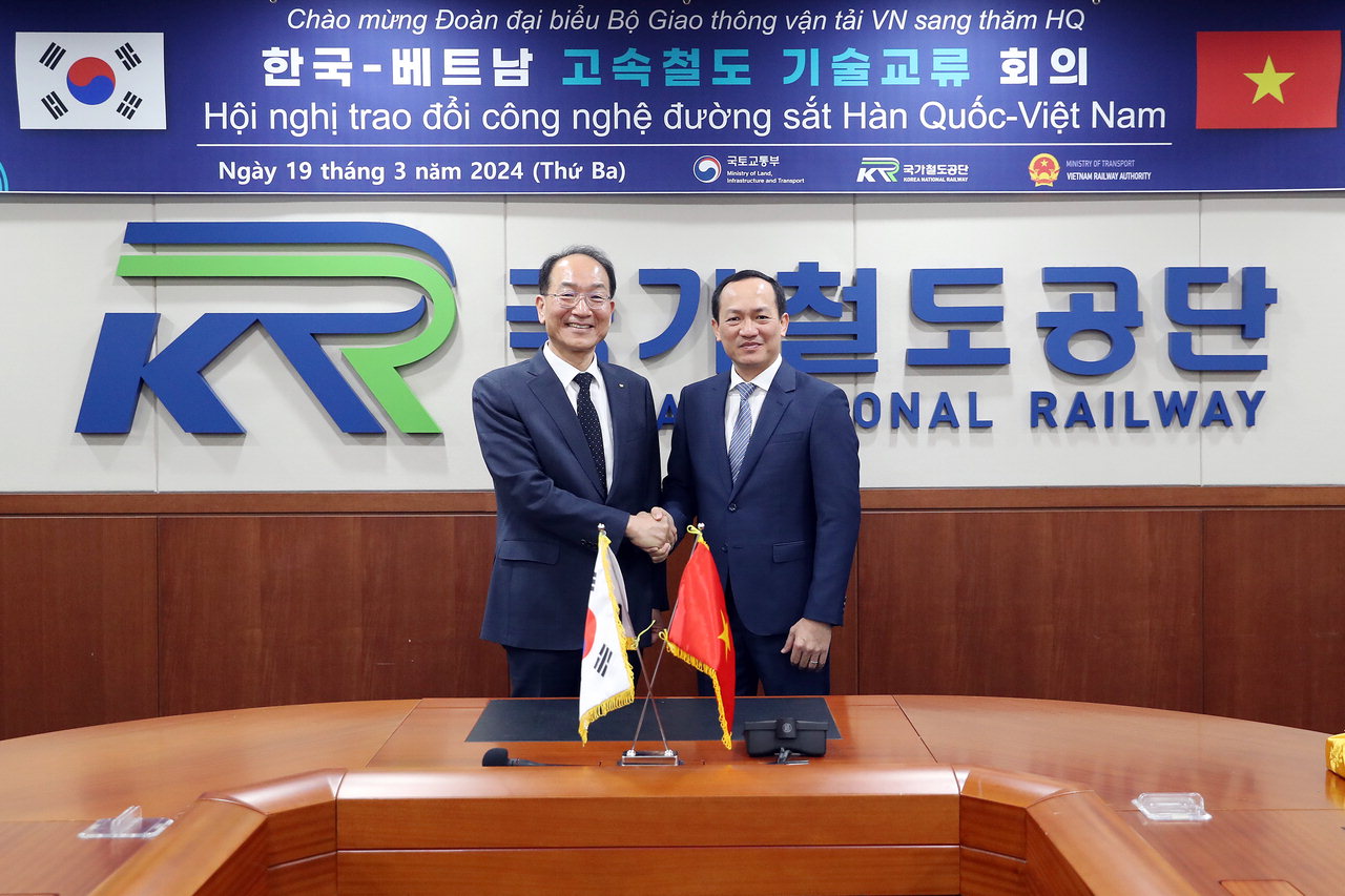 국가철도공단 이성해 이사장이 19일 대전 본사를 방문한 '베트남 교통부 기술 조사단'과 함께 '한-베트남 고속철도 기술교류회'를 성공적으로 개최하고 있다.