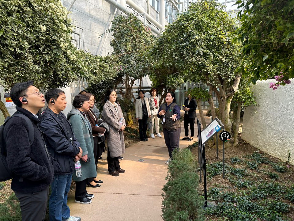 지난 3월 19일에 열린 인사정책 공감 설명회에서 참가자들이 실내 정원 해설을 듣고 있다. /세종시교육청