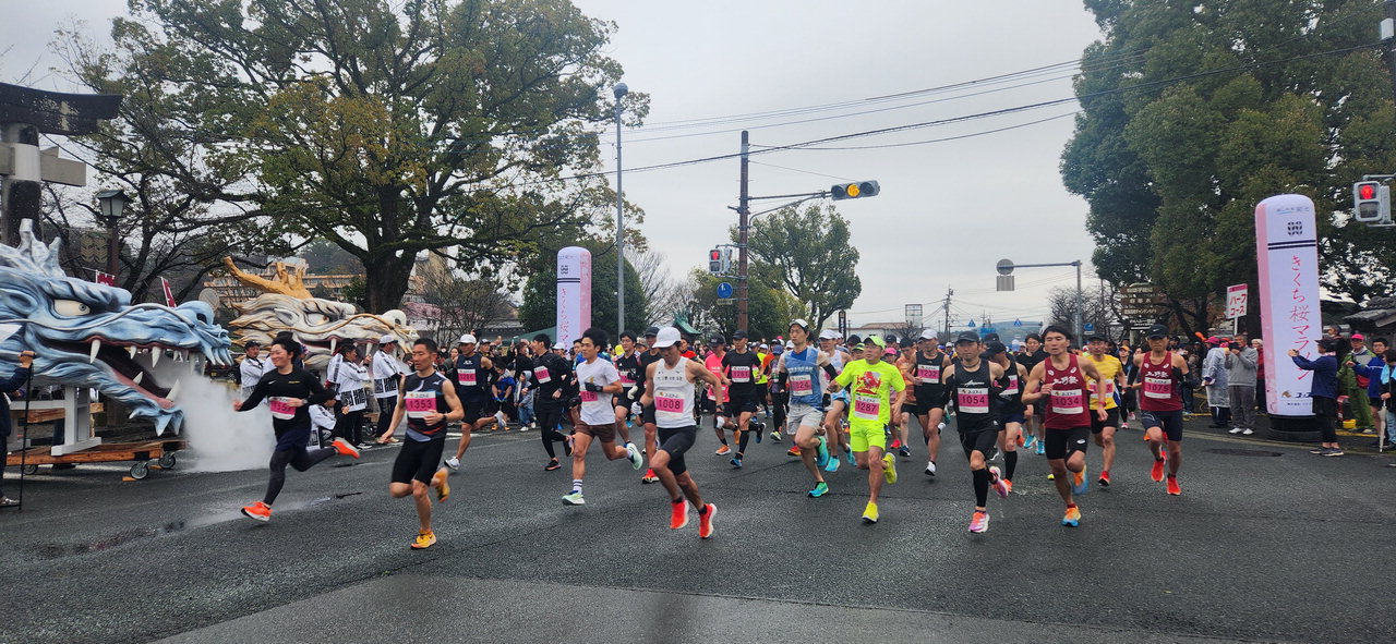 지난 17일 일본 구마모토현 기쿠치시에서 열린 '제69회 기쿠치 벚꽃 마라톤대회'에 청주시민 3명이 참여했다./청주시