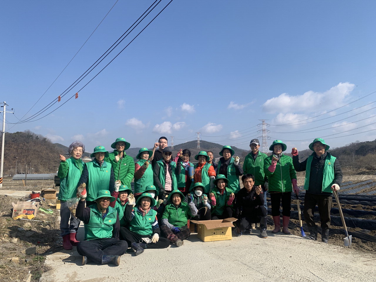 천안시 동면 직원들과 새마을 남여협의회 회원들이 21일 이웃을 위한 사랑의 감자심기 행사를 하고 있다./천안시