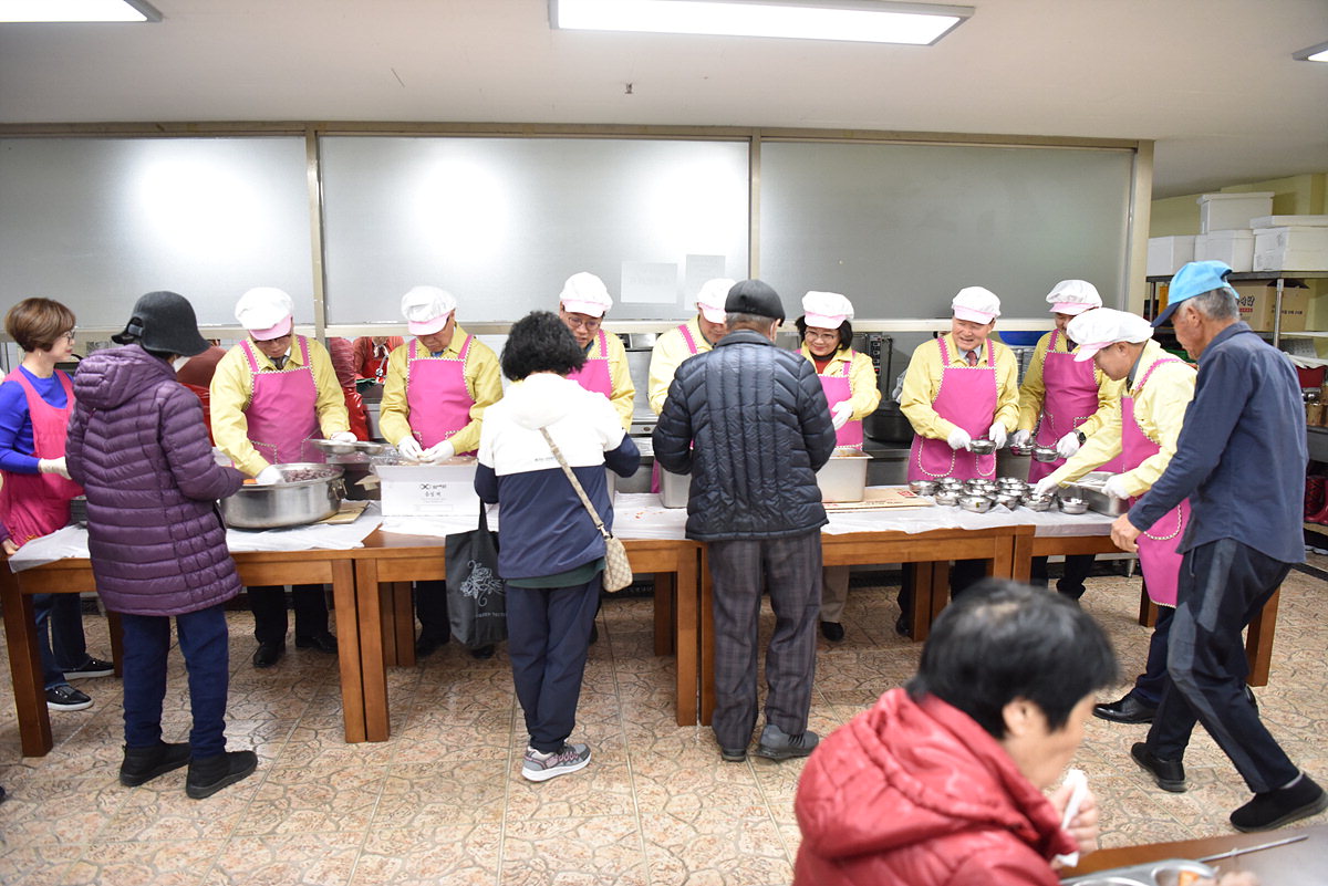 음성군의회 여성회관 배식 봉사활동 모습