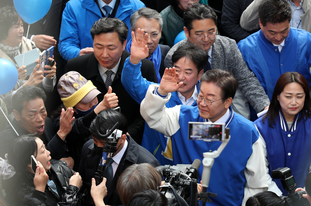 더불어민주당 이재명 대표가 22일 오전 충남 서산시 동부시장을 찾아 지지를 호소하고 있다. /연합뉴스