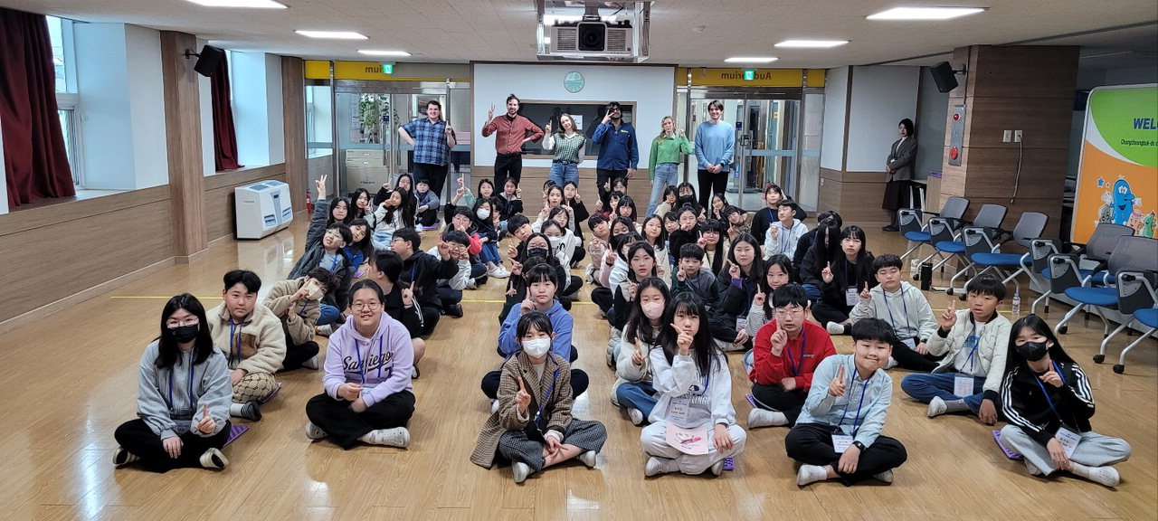 충북 국제교육원 국제교육부 청주·북부·남부·중부 등 4개 운영팀이 25일부터 도내 초·중학생을 대상으로 '원어민과 함께하는 영어교실'을 운영한다.
