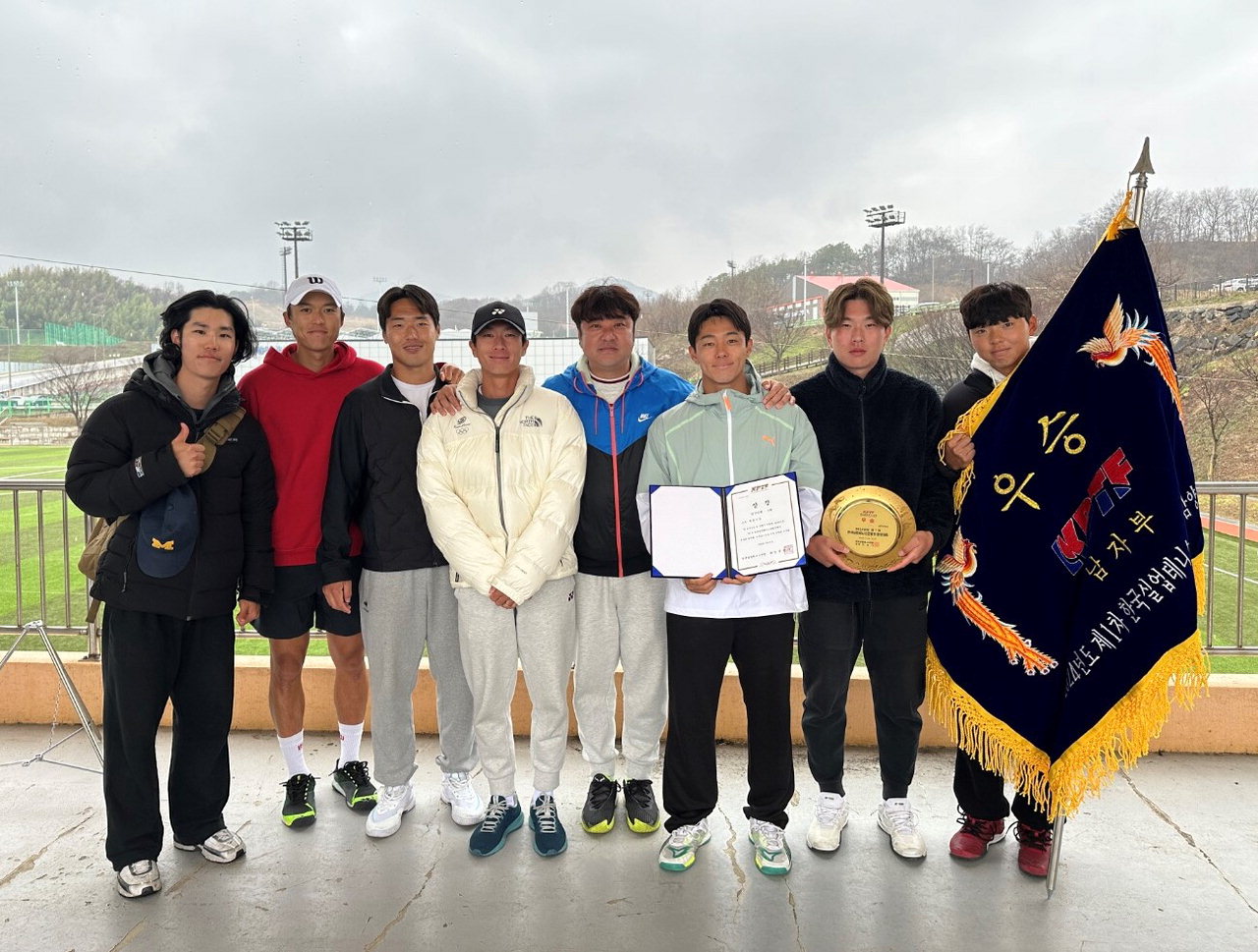 세종시 테니스팀이 지난 22일 경남 함양에서 열린 '제1차 한국실업테니스연맹전 및 전국종별테니스 함양대회'에서 남자단체전 우승을 차지하며 국내 최정상 팀임을 입증했다./세종시