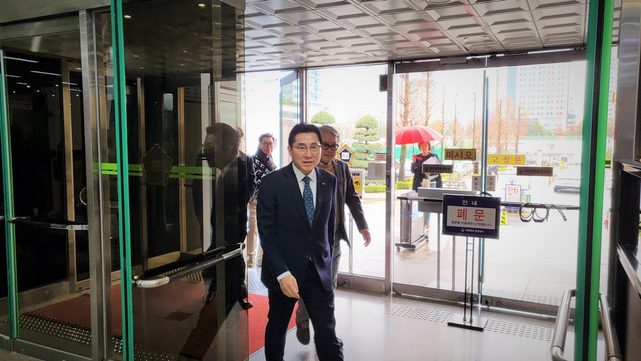 박경귀 아산시장이 26일 대전 고등법원에서 열리는 파기항소심에 출석하고 있다. / 황인제