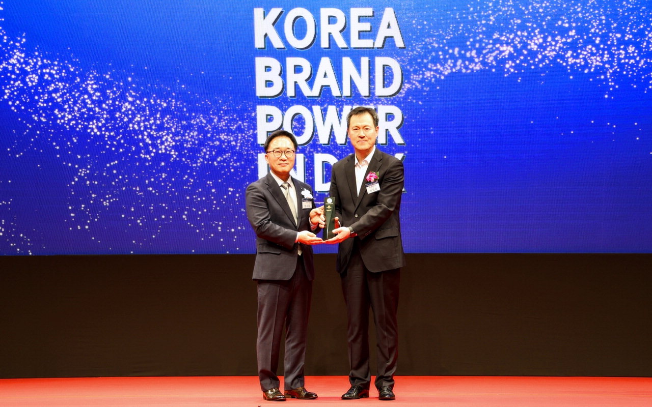 26일 서울 장충동 신라호텔에서 열린 2024년 제26차 한국산업의 브랜드파워(K-BPI) 인증식에서 이상훈 현대엘리베이터 CFO(오른쪽)가 한수희 한국능률협회컨설팅 대표이사로부터 상패를 수상하고 있다
