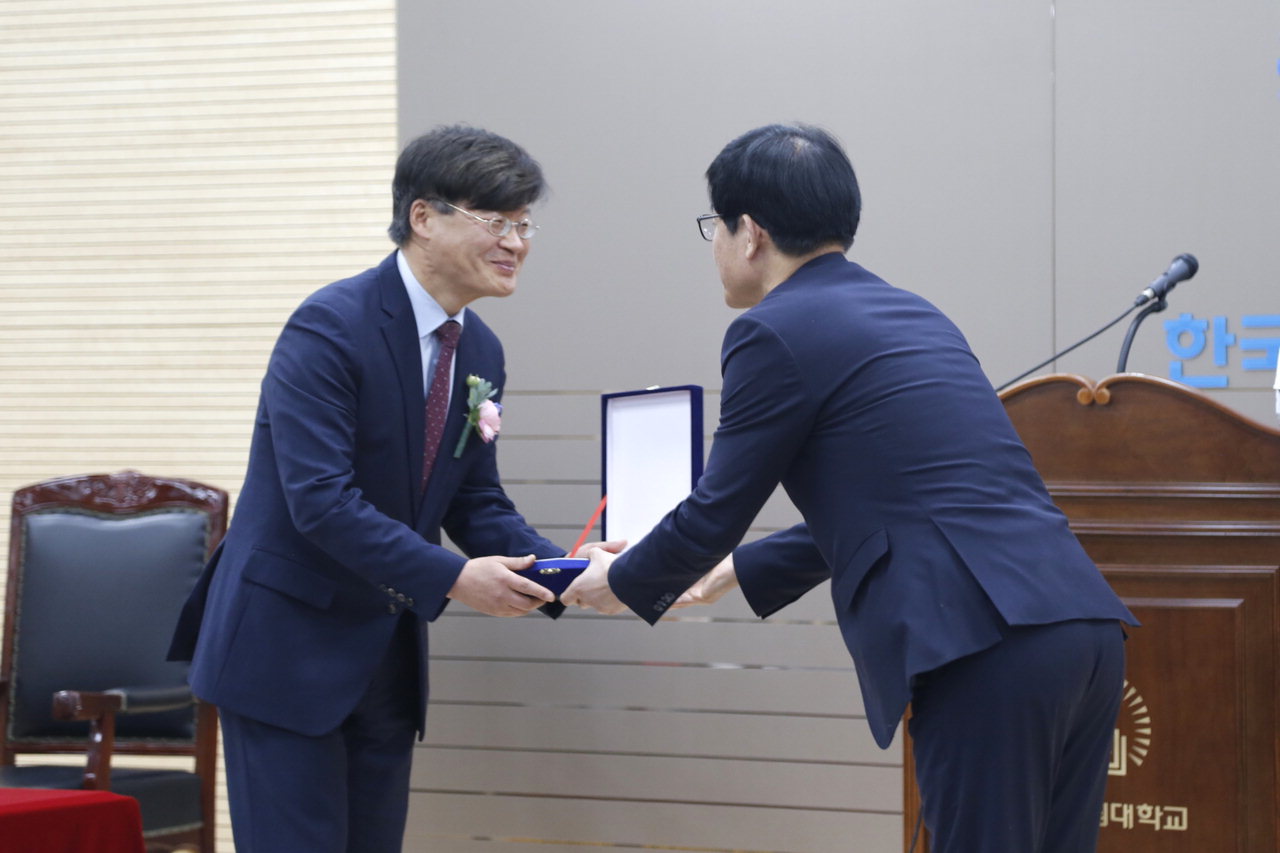 김종우(왼쪽) 한국교원대 제11대 총장이 4년간의 임기를 마쳤다.