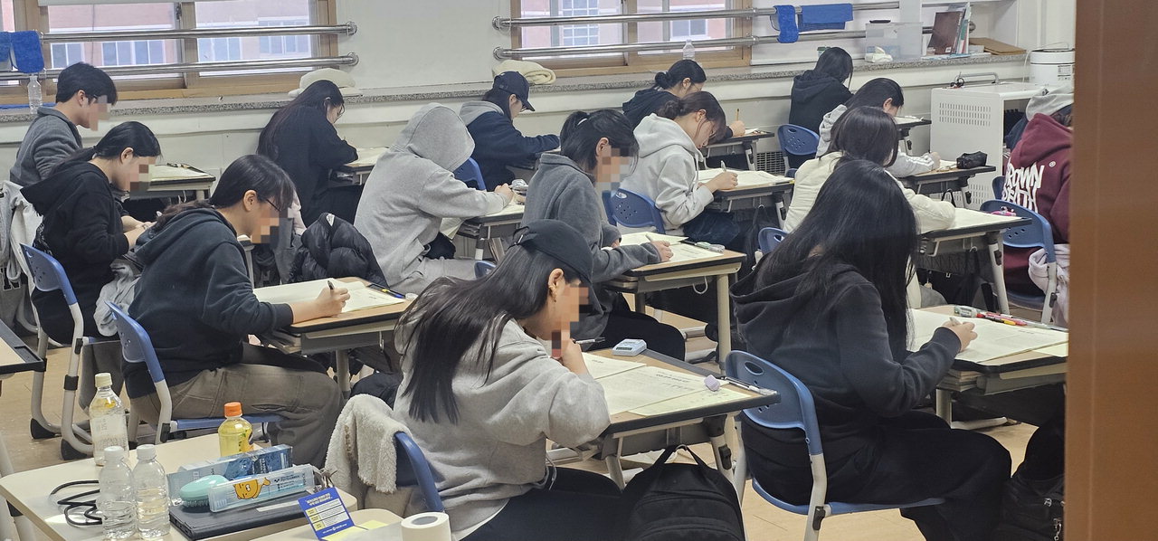 전국연합학력평가가 치러진 28일 한 고등학교에서 학생들이 시험을 보고 있다./ 충북도교육청