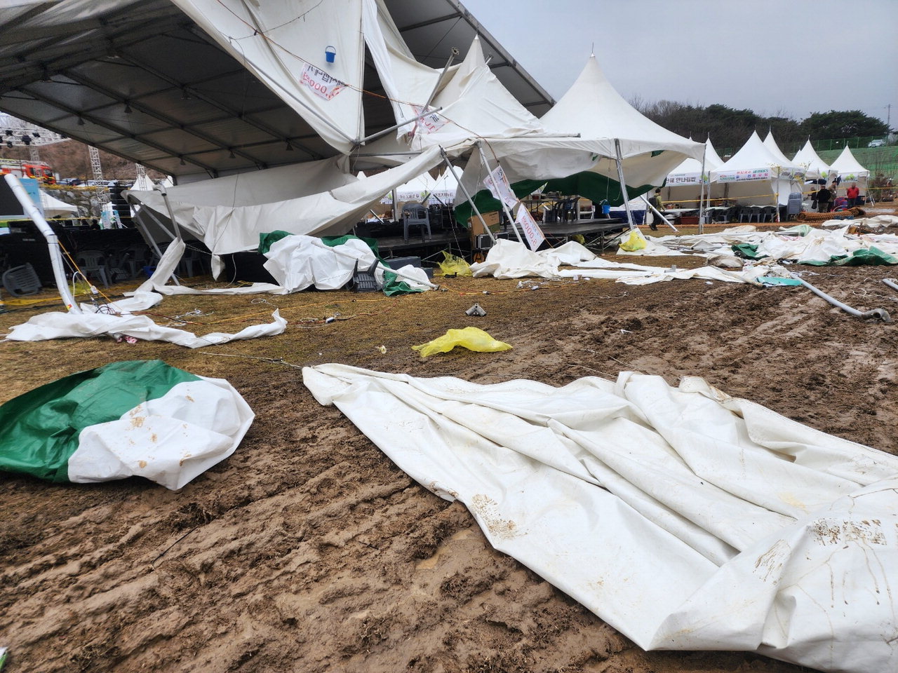 29일 옥천묘목축제 야외식당 텐트가 돌풍에 의해 쓰러졌다. / 옥천소방서