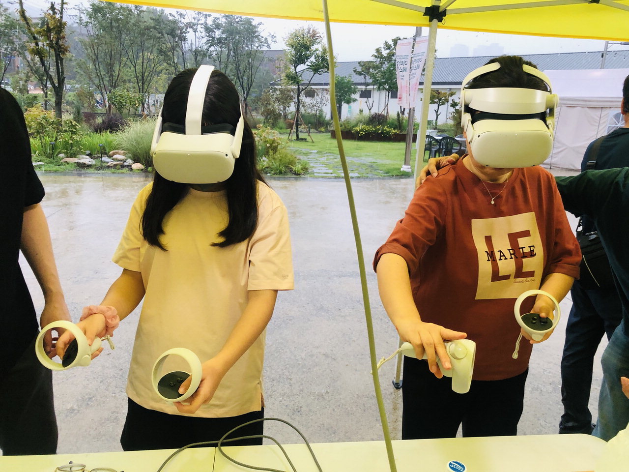 지난해 아트앤메타가 가상현실로 고려시대 장인처럼 한지에 먹을 발라서 글을 출력하는 직지 체험 행사를 진행하고 있다./아트앤메타