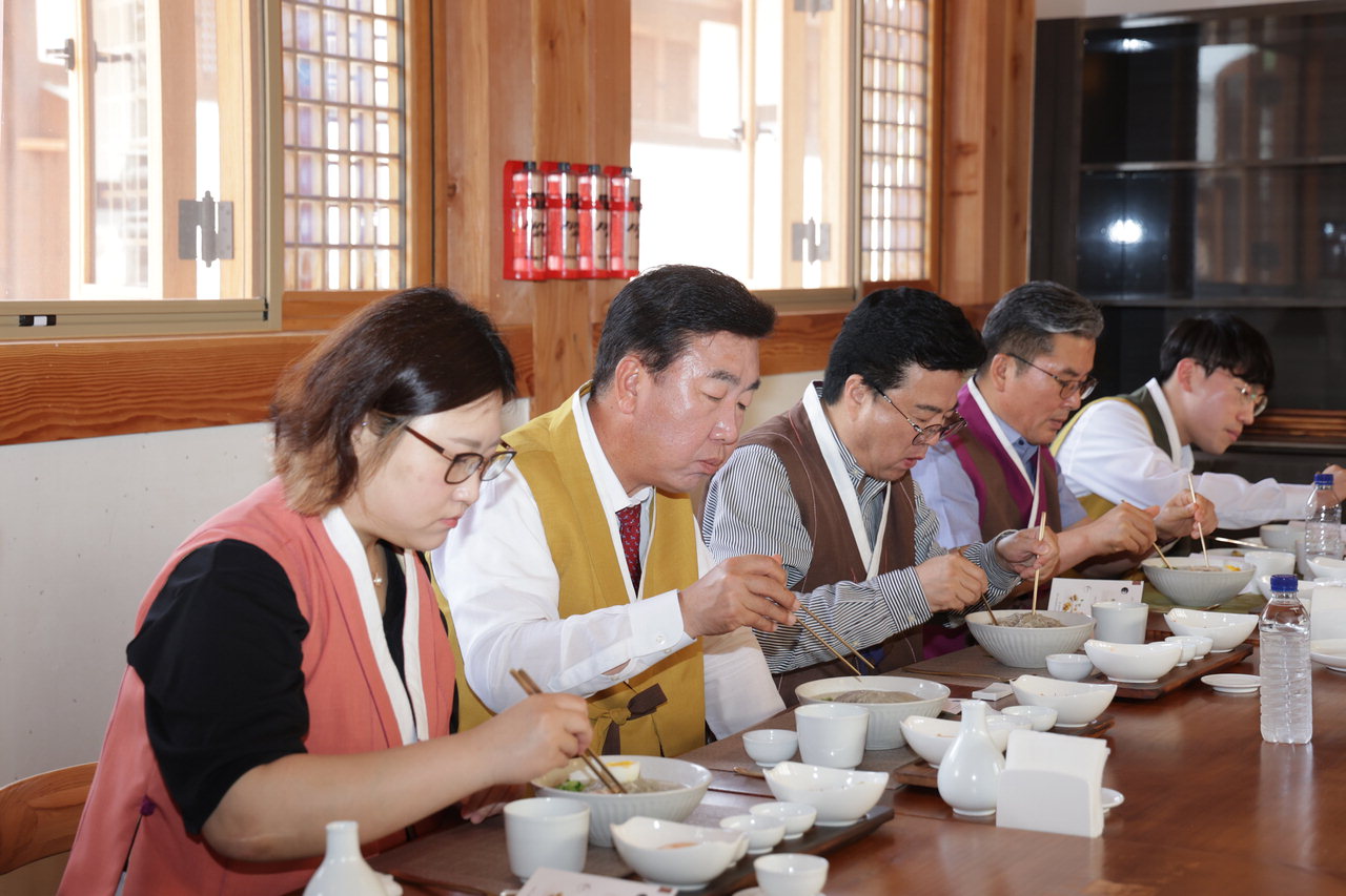 청주시가 내수읍 초정행궁에서 '초정행궁 수라간 전통음식 감상회' 개최에 앞서 지난 17일 이범석 청주시장 등이 궁중음식을 맛보고 있다. / 청주시