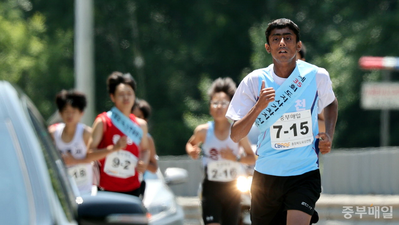 제35회 도지사기차지 시군대항 역전마라톤대회 첫날인 29일 진천군 대표로 대회에 참여한 파키스탄 국적 러샨이 5구간(제천 고명동-제천시청)을 달리고 있다. /신동빈