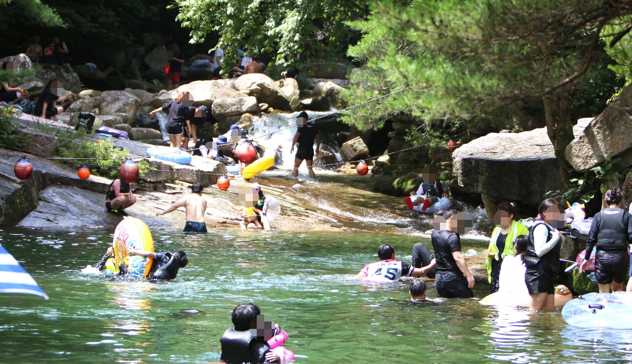 사망사고가 발생된 지 하루도 채 안돼 28일 오후 계곡을 찾은 피서객들 모습.