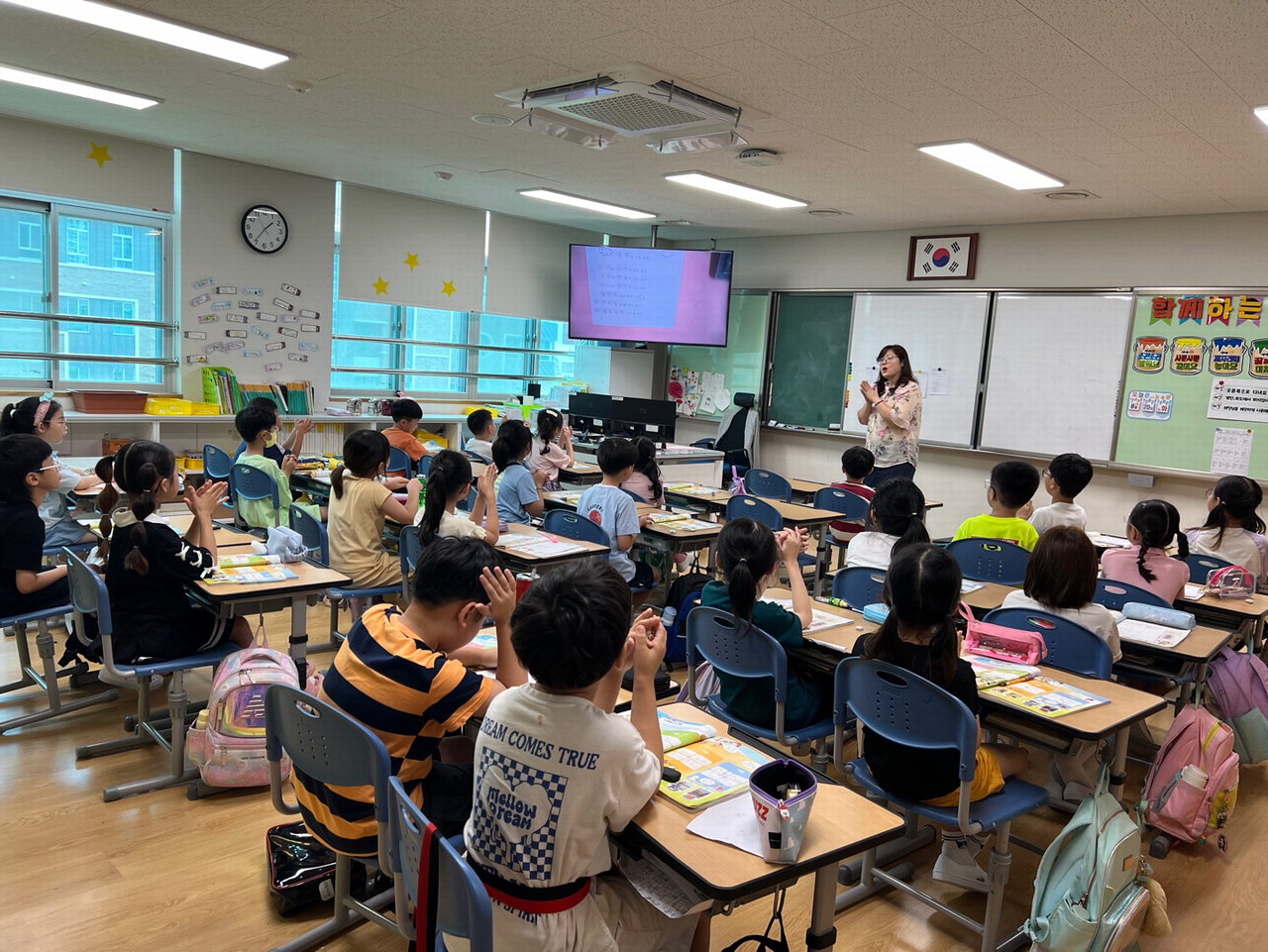 연일 폭염과 코로나 재확산으로 교육당국이 긴장하고 있는 가운데 20일 용아초 2학년 3반 교실 어린이들이 열심히 수업에 집중하고 있다. 이날 오후 1시 바깥날씨는 33℃, 교실 기온은 26.5℃를 기록했다. / 박은지