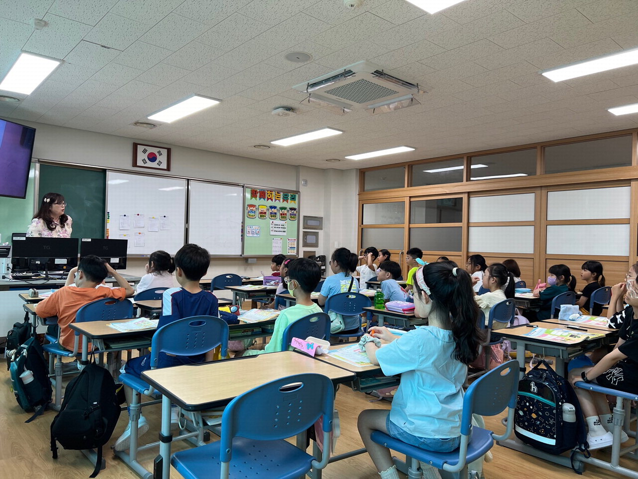 연일 폭염과 코로나 재확산으로 교육당국이 긴장하고 있는 가운데 20일 용아초 2학년 3반 교실 어린이들이 열심히 수업에 집중하고 있다. 이날 오후 1시 바깥날씨는 33℃, 교실 기온은 26.5℃를 기록했다. / 박은지