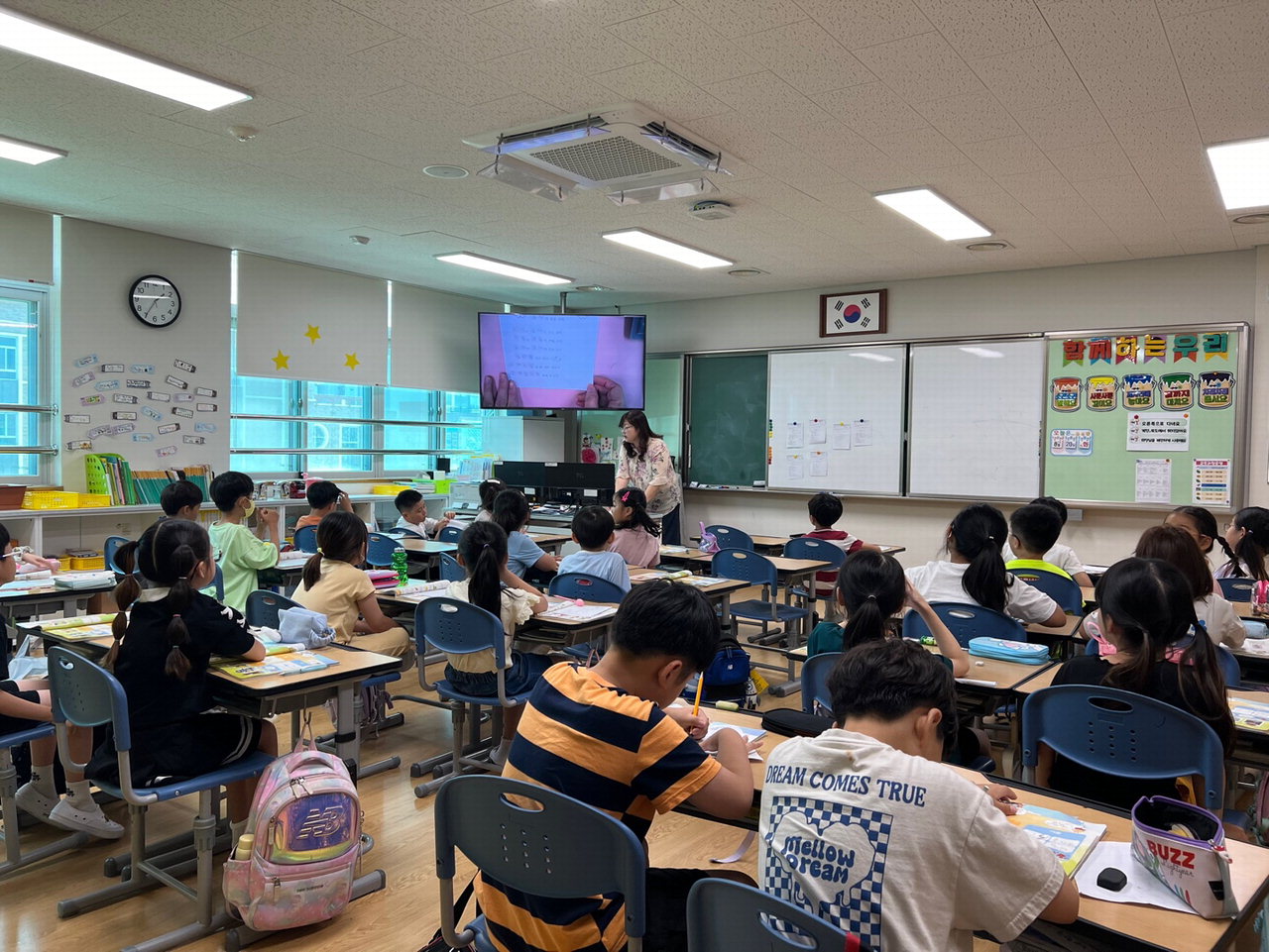 연일 폭염과 코로나 재확산으로 교육당국이 긴장하고 있는 가운데 20일 용아초 2학년 3반 교실 어린이들이 열심히 수업에 집중하고 있다. 이날 오후 1시 바깥날씨는 33℃, 교실 기온은 26.5℃를 기록했다. / 박은지