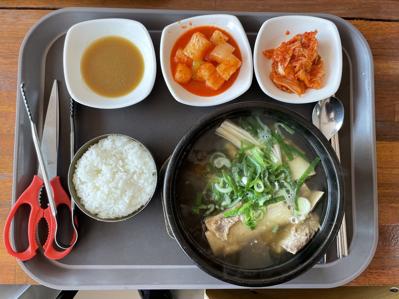 속리산휴게소(청주) 청주본가 왕갈비탕 맑고 깔끔한 육수가 일품이다./한국도로공사 충북본부